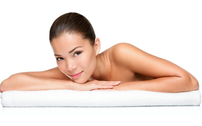 Dream massage. Girl Welcome in Spa. Массаж черно белое фото в светлых тонах вертикальное.